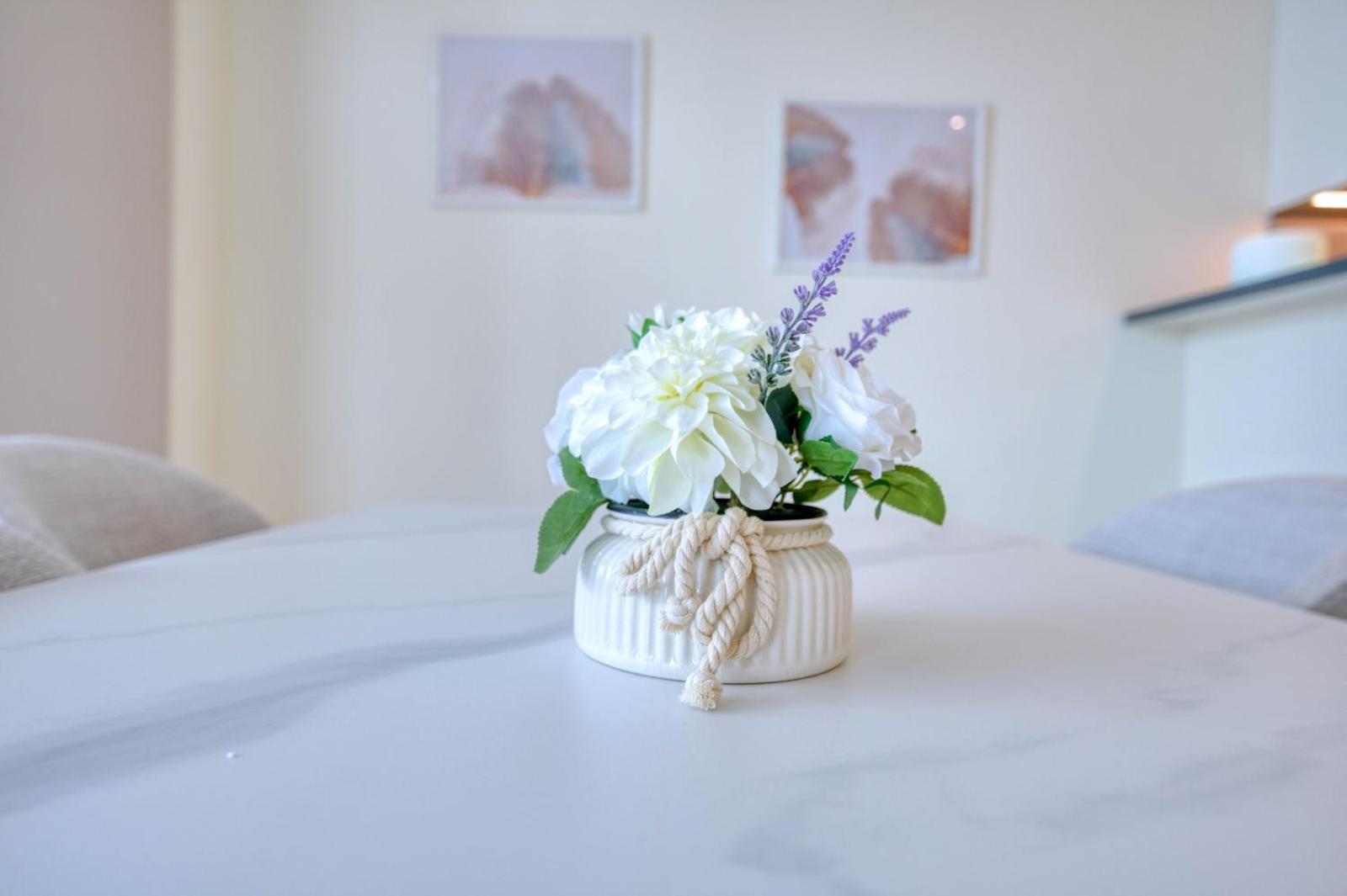 Апартаменти Refined 2 & Half Br In Mada Residences Near Mall